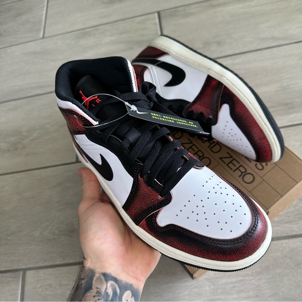 NIKE AIR JORDAN 1 MID BLACK RED WHITE - Picture 2 of 3